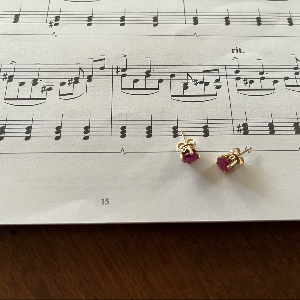 14kyg Ruby stud earrings, 5mm - Picture 5 of 11